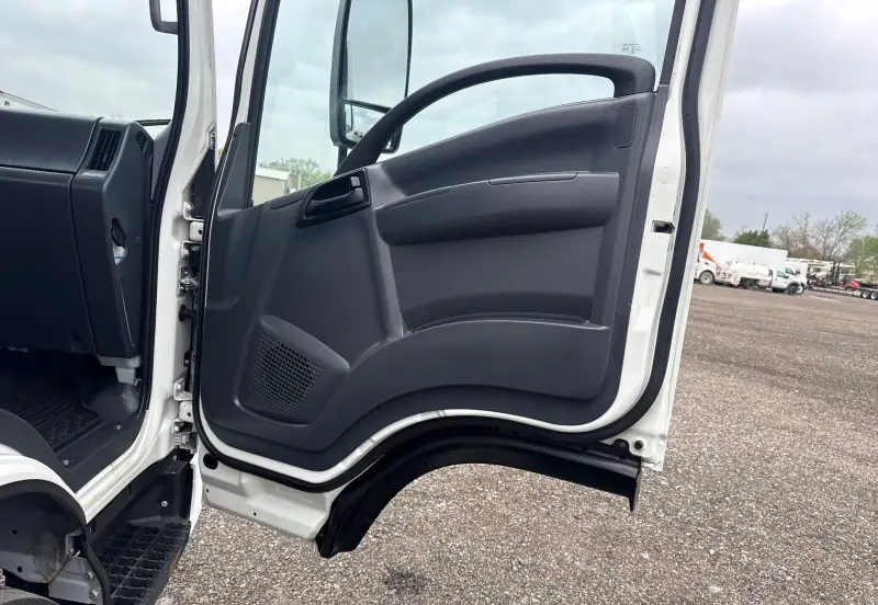 2022 Isuzu NRR photo 43