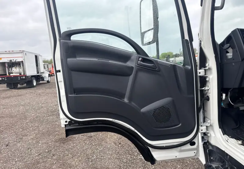 2022 Isuzu NRR photo 26