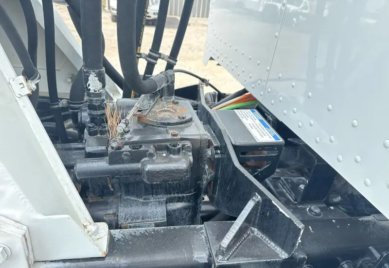 2010 Peterbilt 335 photo 28