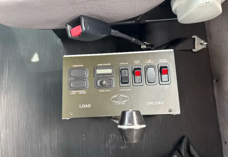 2010 Peterbilt 335 photo 61