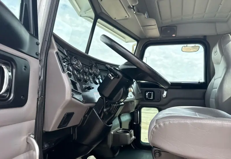 2010 Peterbilt 335 photo 43