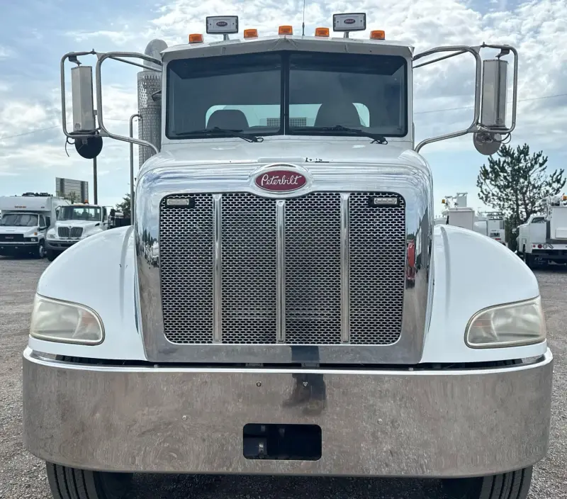 2010 Peterbilt 335 photo 2