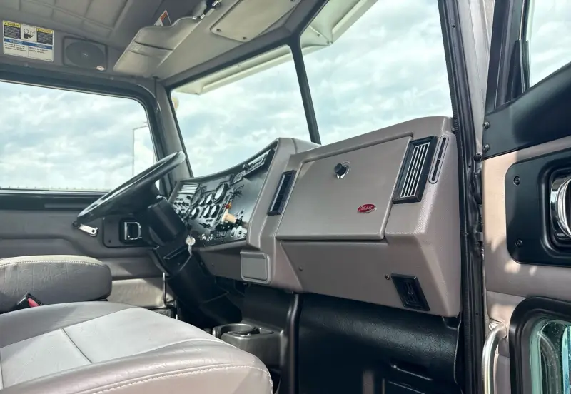 2010 Peterbilt 335 photo 63