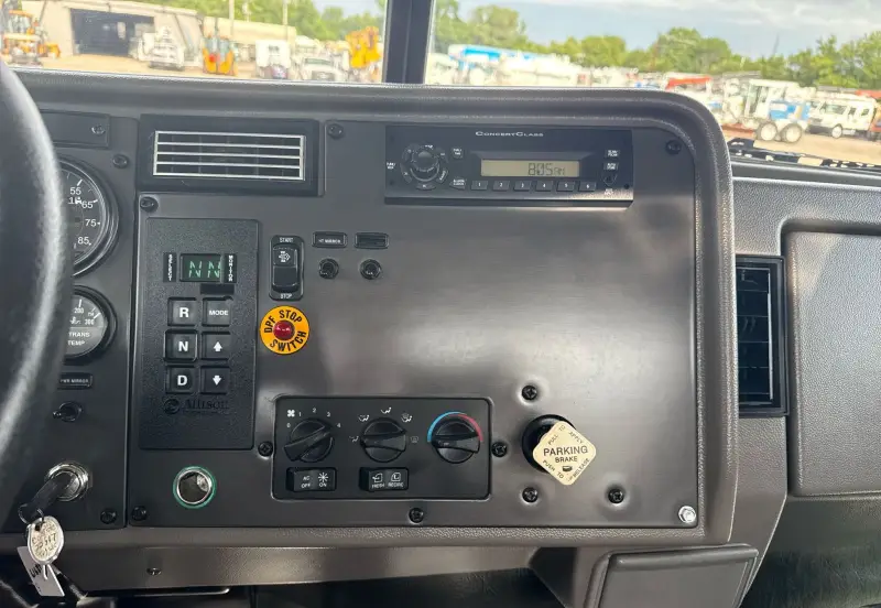 2010 Peterbilt 335 photo 56