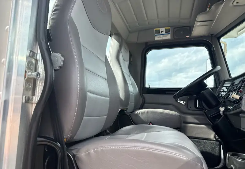 2010 Peterbilt 335 photo 64