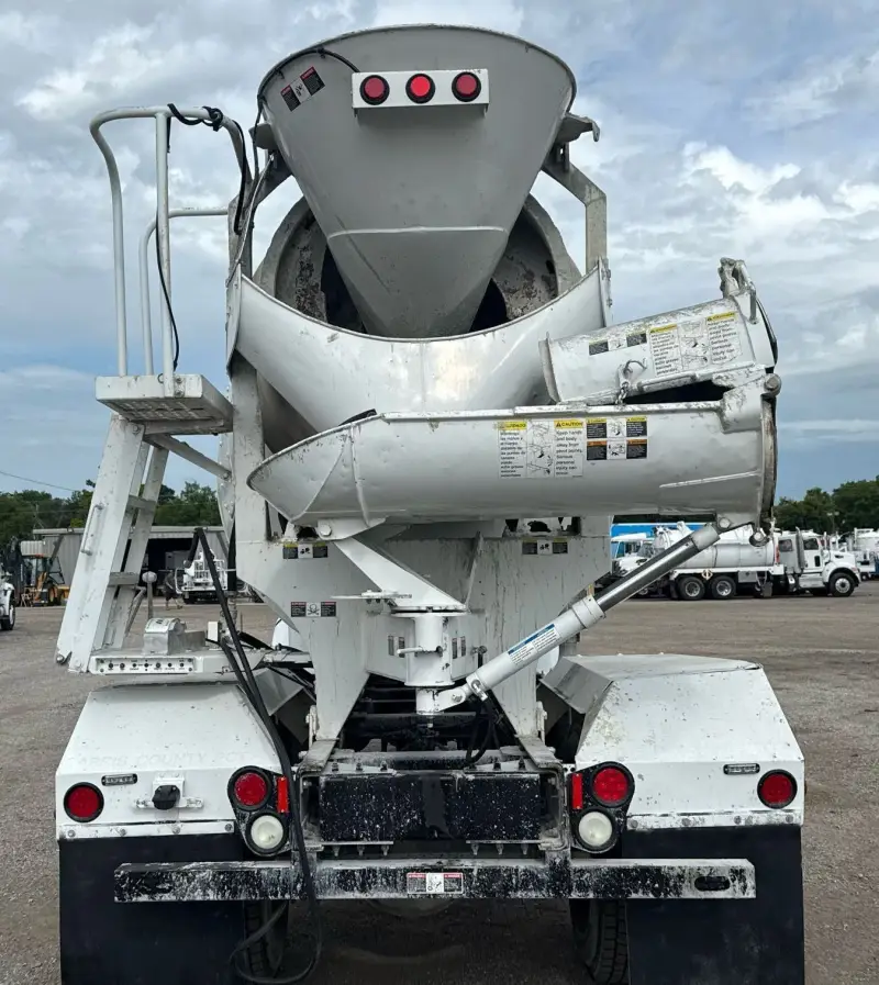 2010 Peterbilt 335 photo 6
