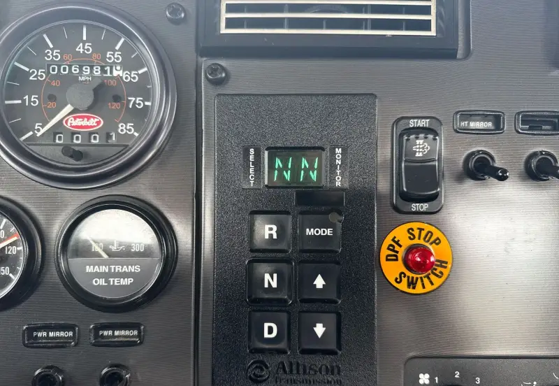 2010 Peterbilt 335 photo 57
