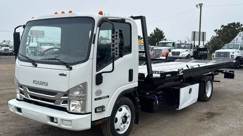 2022 Isuzu NRR photo 1