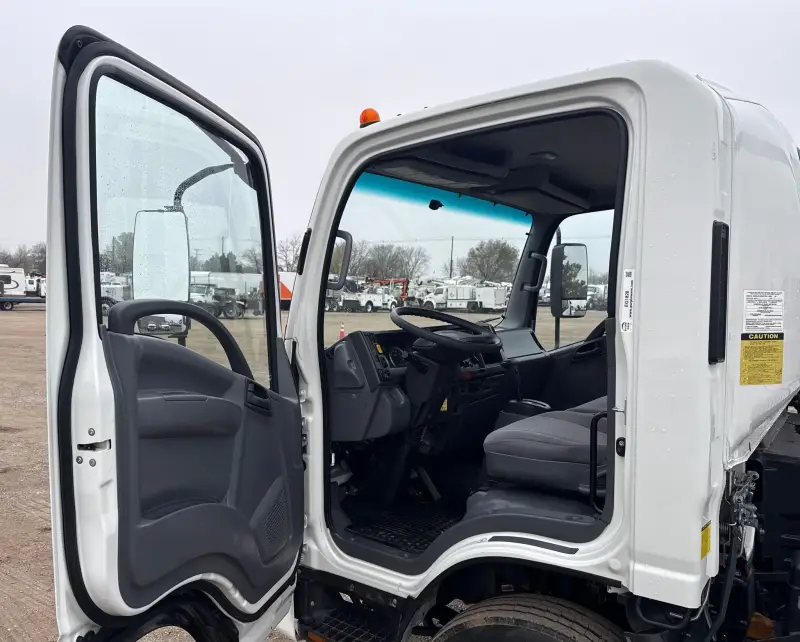 2022 Isuzu NRR photo 25