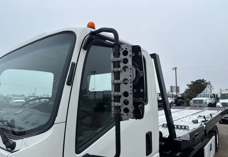 2022 Isuzu NRR photo 9