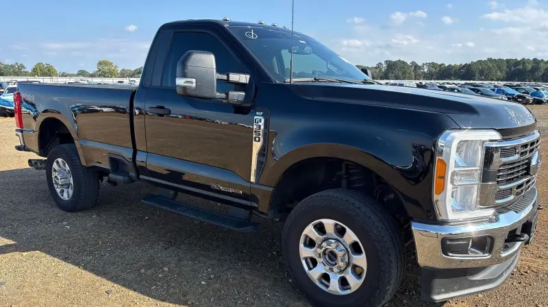 2023 Ford F350 Super Duty photo 3