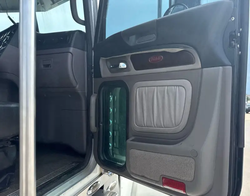 2020 Peterbilt 389 photo 52