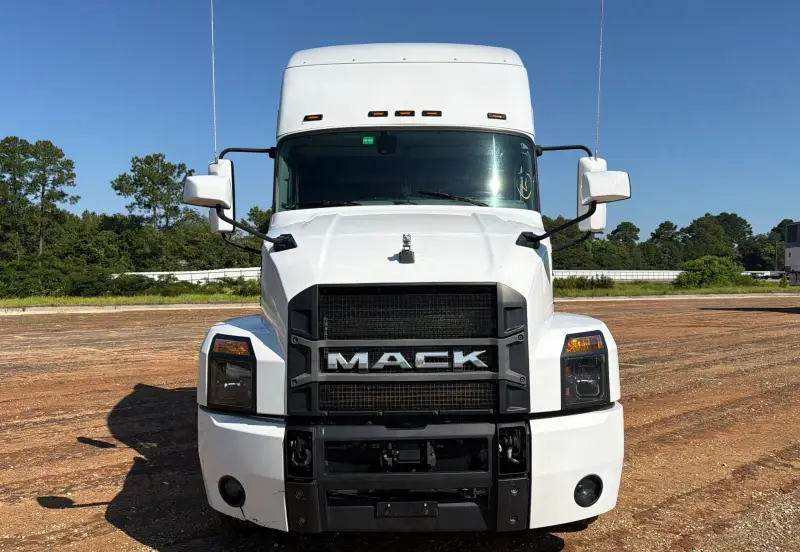 2023 Mack Anthem photo 2