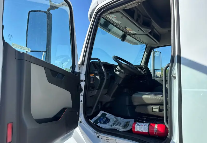 2021 Volvo VNL photo 40