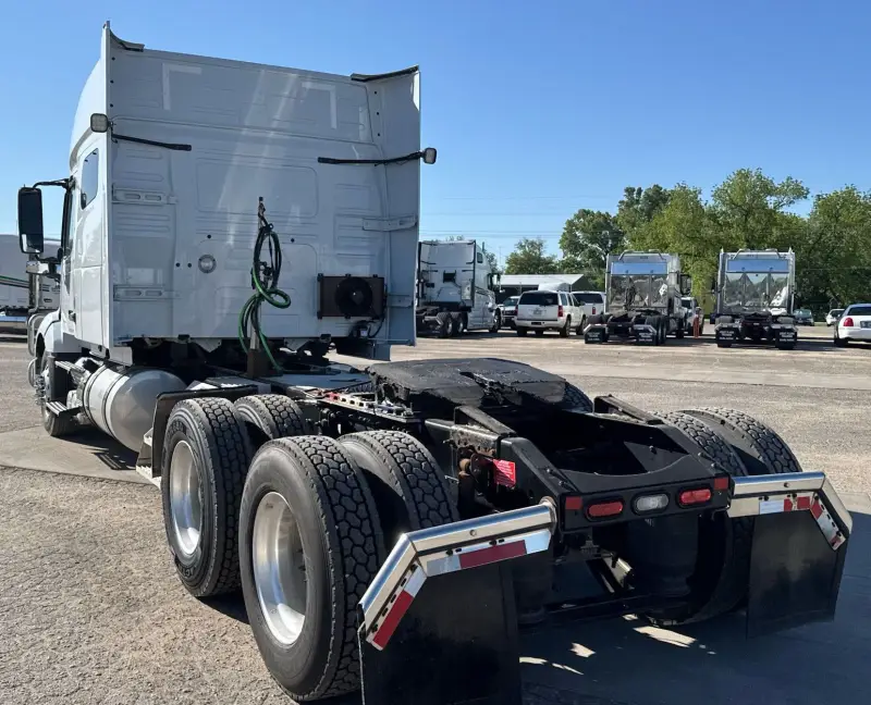 2021 Volvo VNL photo 7