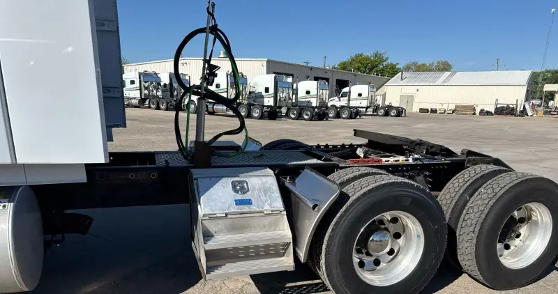 2021 Volvo VNL photo 9