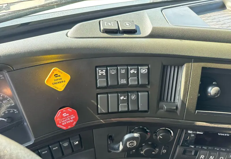 2021 Volvo VNL photo 43